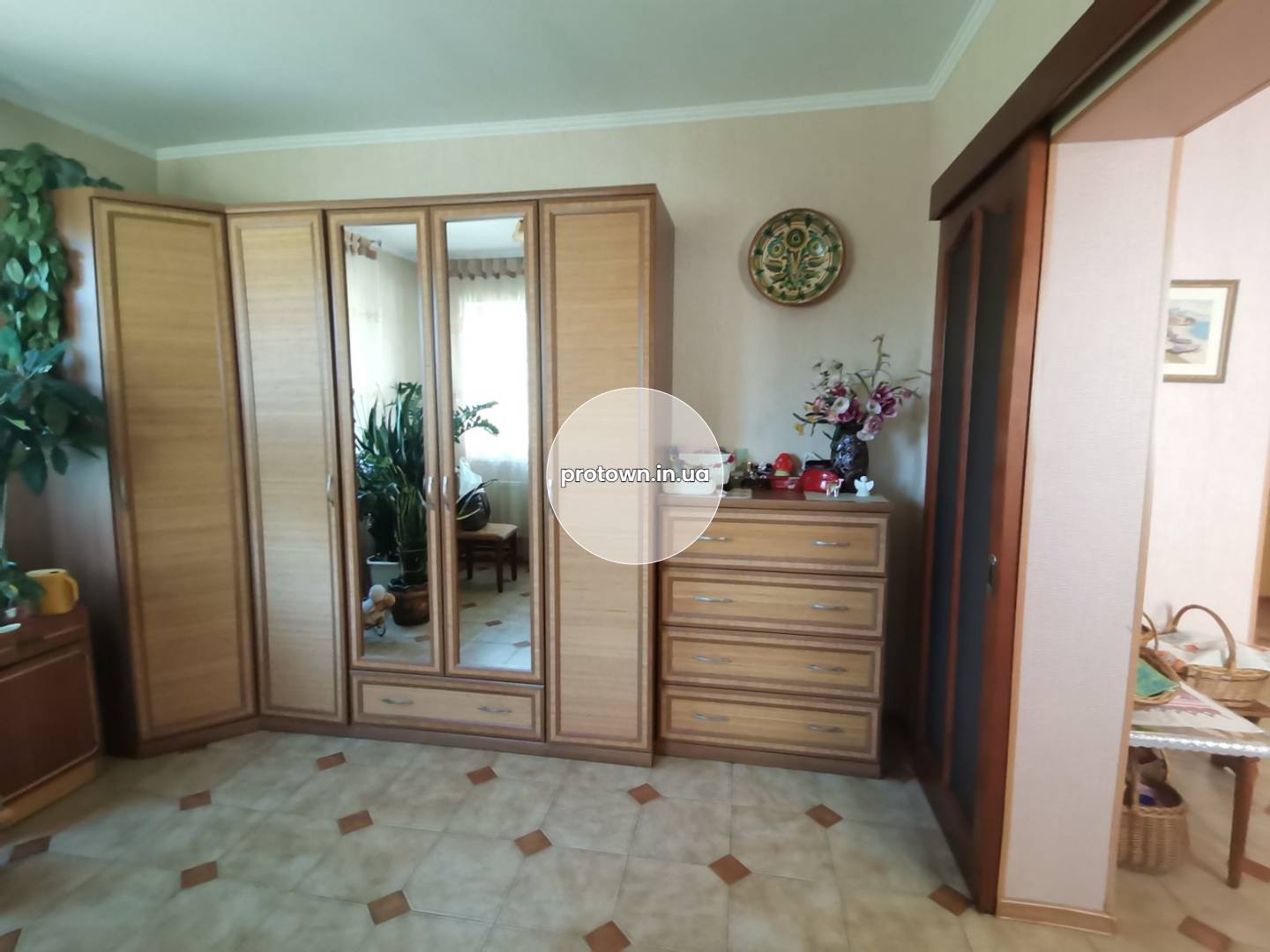 Продажа дома из красного кирпича, 17 соток. От Киева 900м